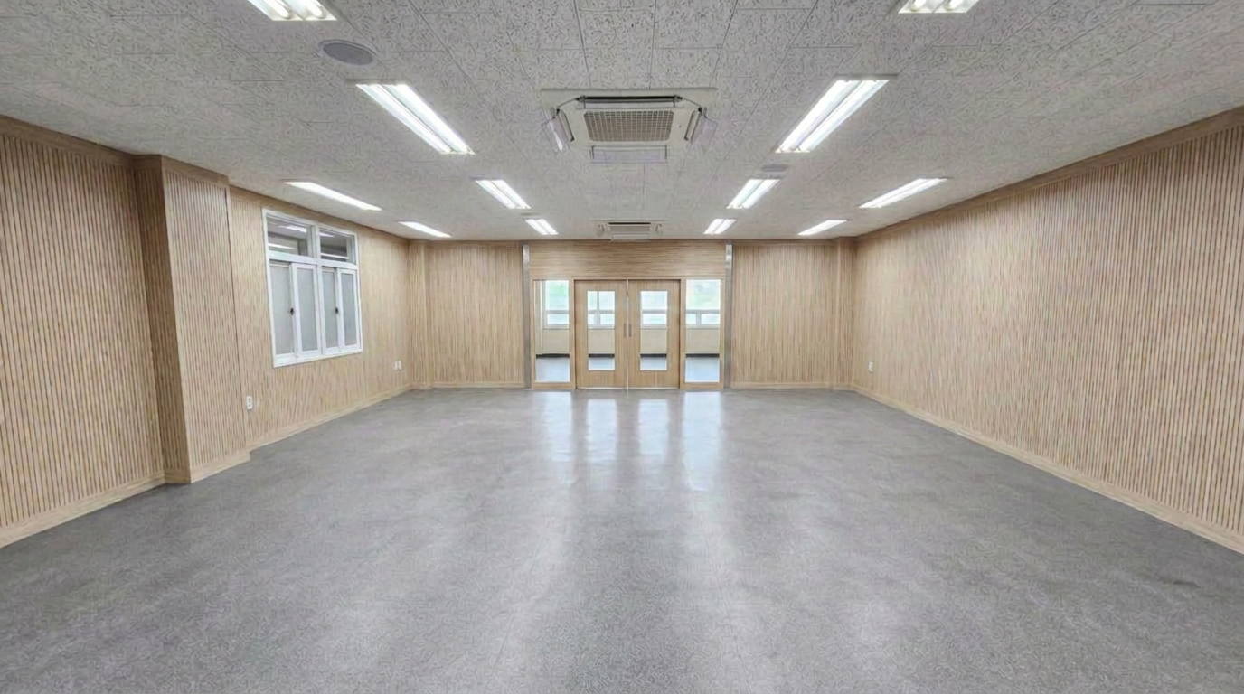 가구가 들어오기 전, 비어 있는 학교 교무실