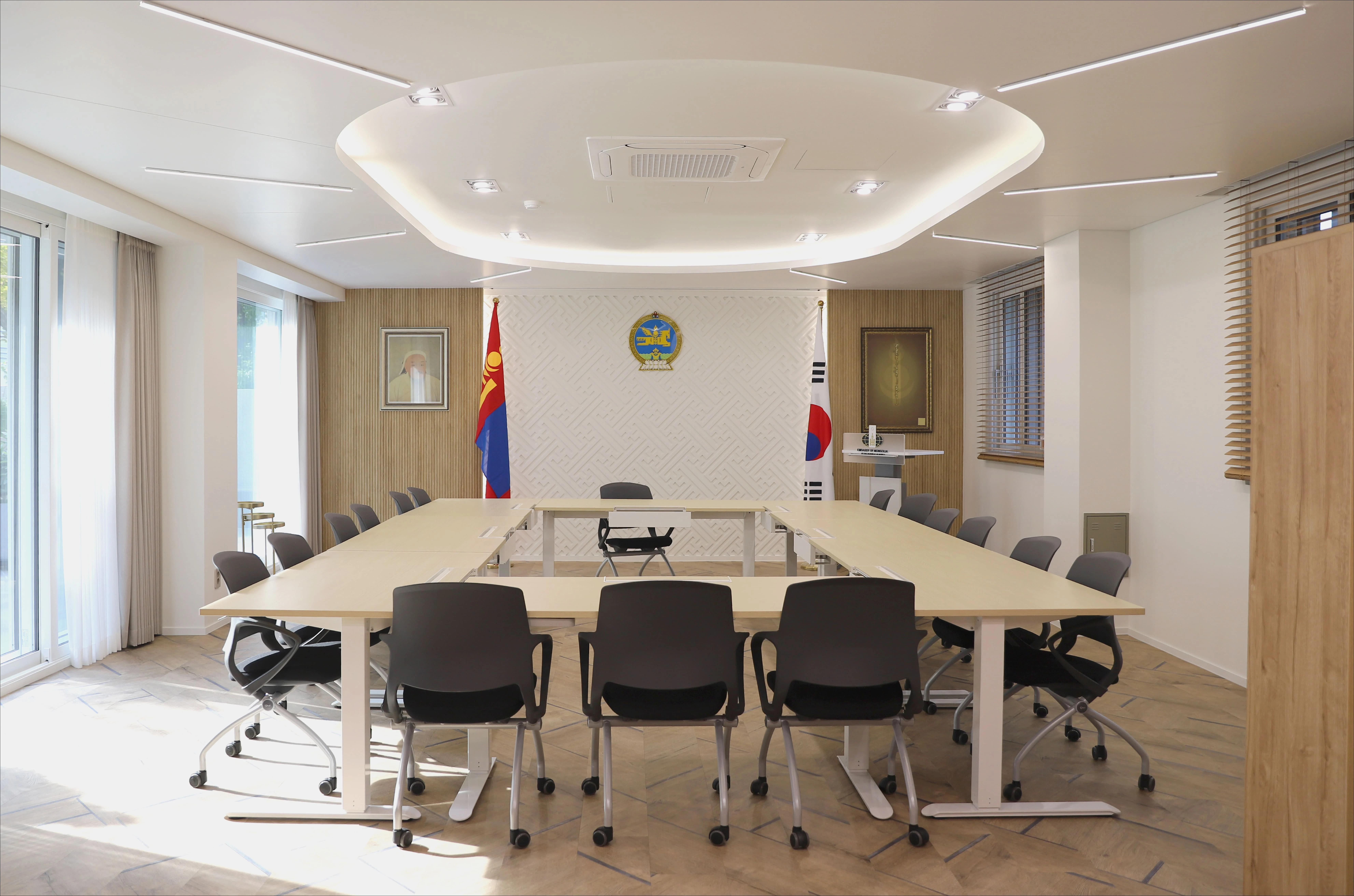 주한몽골대사관 사무가구 납품 — 업무 좌석 — 인체공학 의자·데스크